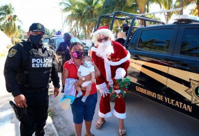 b_400_0_16777215_00_images_2020_diciembre_progreso_santa-con-policias-01.jpg