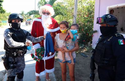 b_400_0_16777215_00_images_2020_diciembre_progreso_santa-con-policias-02.jpg