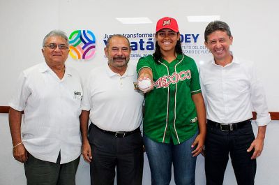 b_400_0_16777215_00_images_octubre_deportes_Adriana-Palma-Guerrero-con-autoridades-idey.jpg